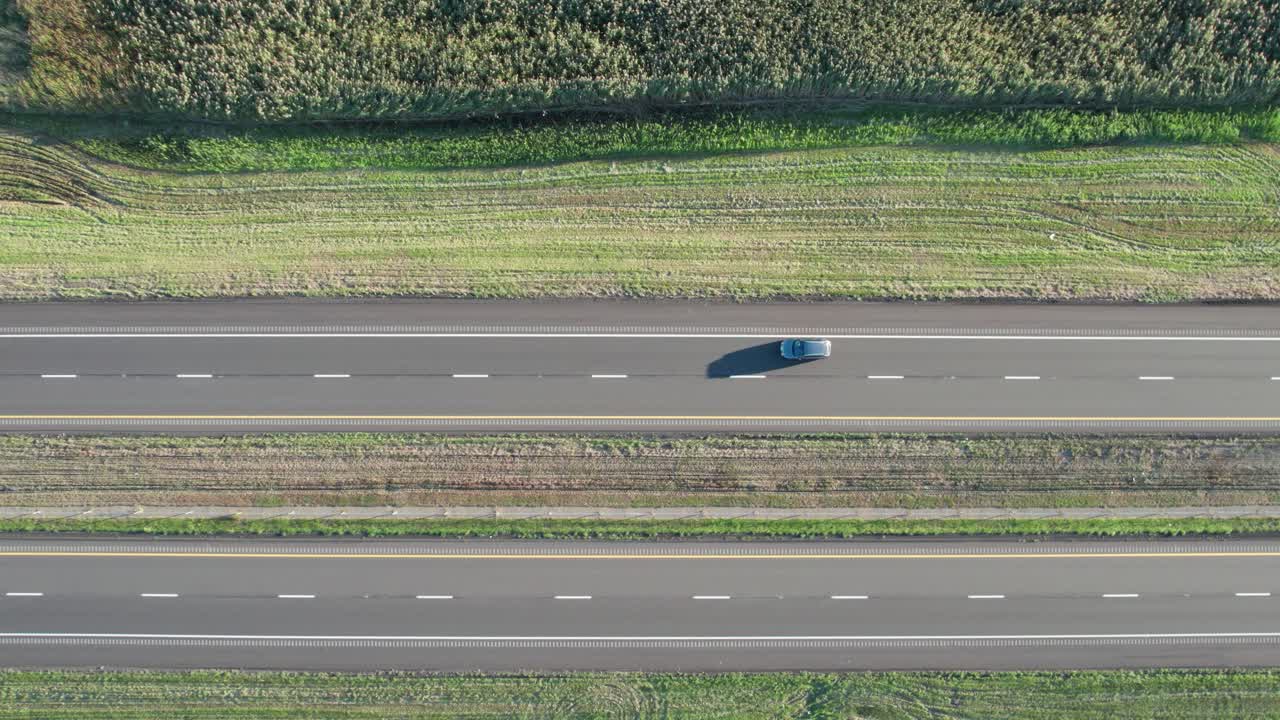 화창한 날 자동차와 함께 양방향 도로에서 교통 움직임에 대한 드론 공중 조감도