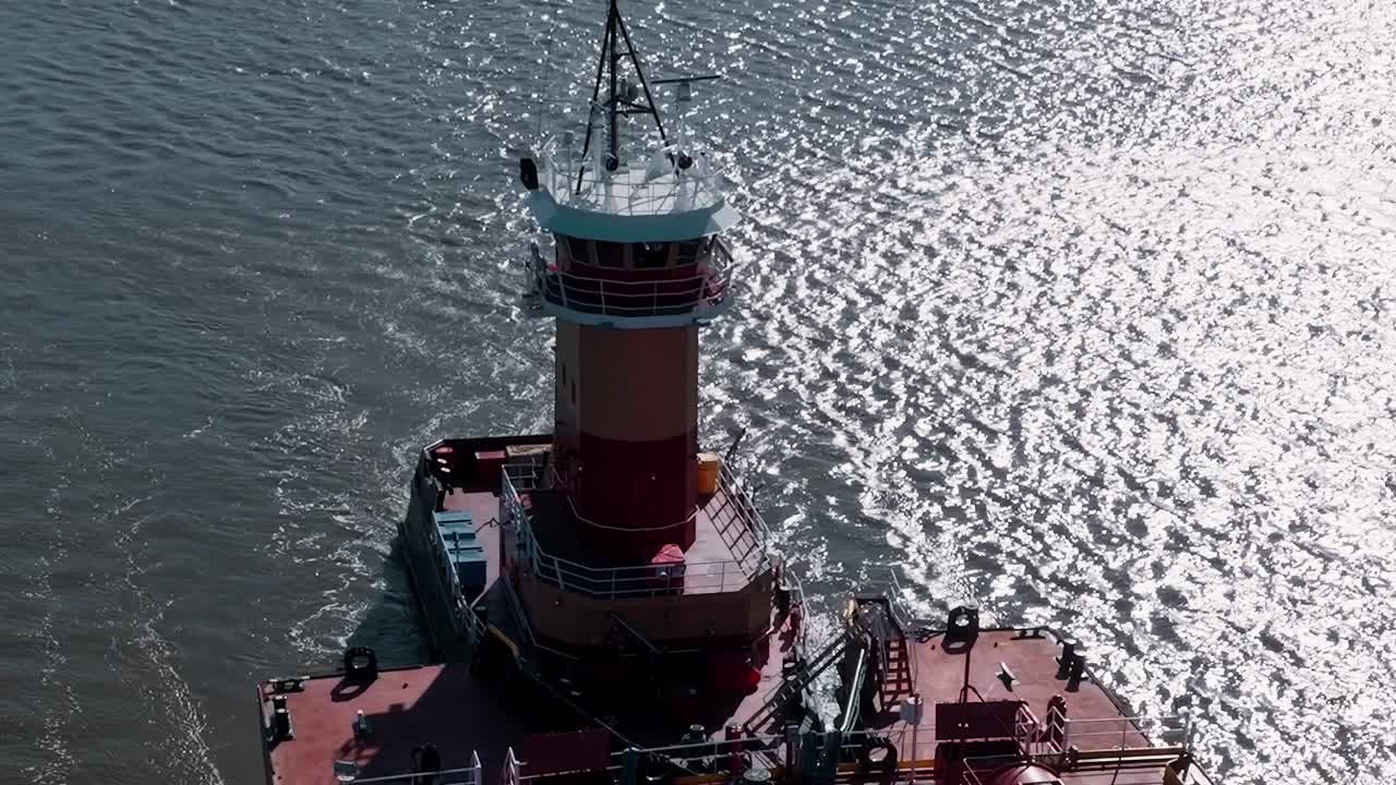 Rimorchiatore che naviga sull'acqua a New York, USA, durante le ore diurne