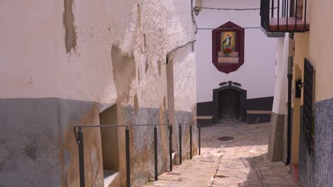 Eine-Enge-Gasse-Zeigt-Die-Jungfrau-Maria-In-Der-Schönen-Burgstadt-Morella-Spanienlla