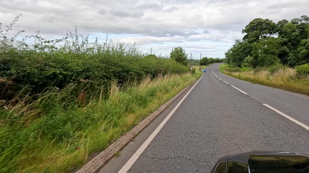 자전거 타는 사람 은 에딘버러 근처 의 울창 한 시골 지역 을 여행 한다