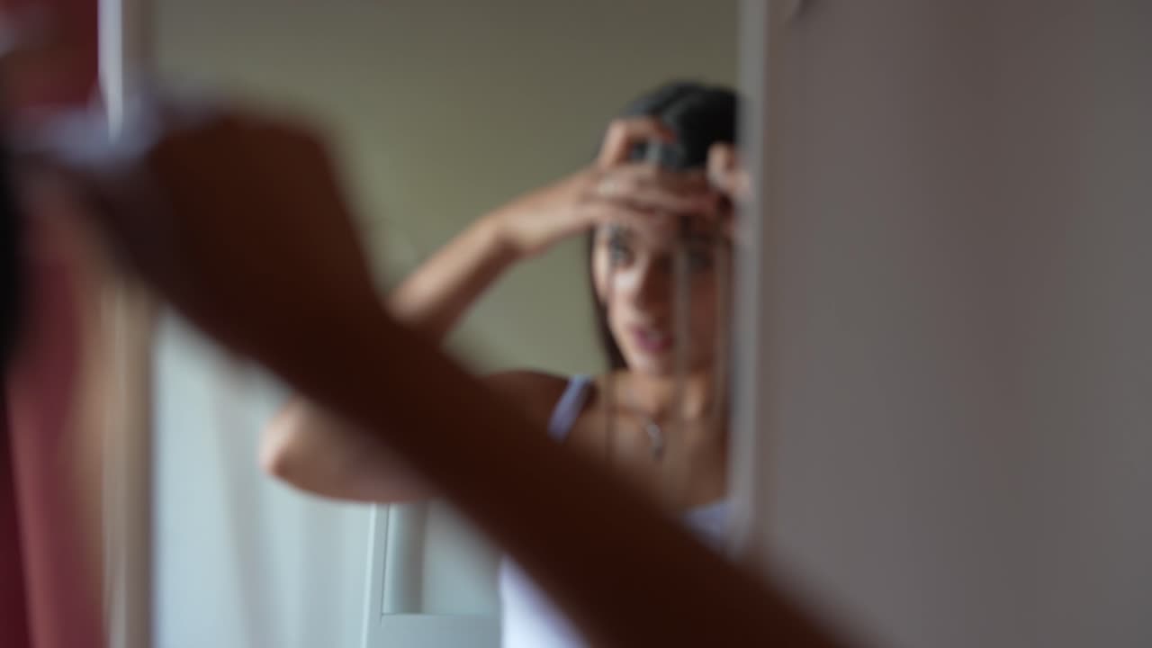 Donna che si guarda in uno specchio