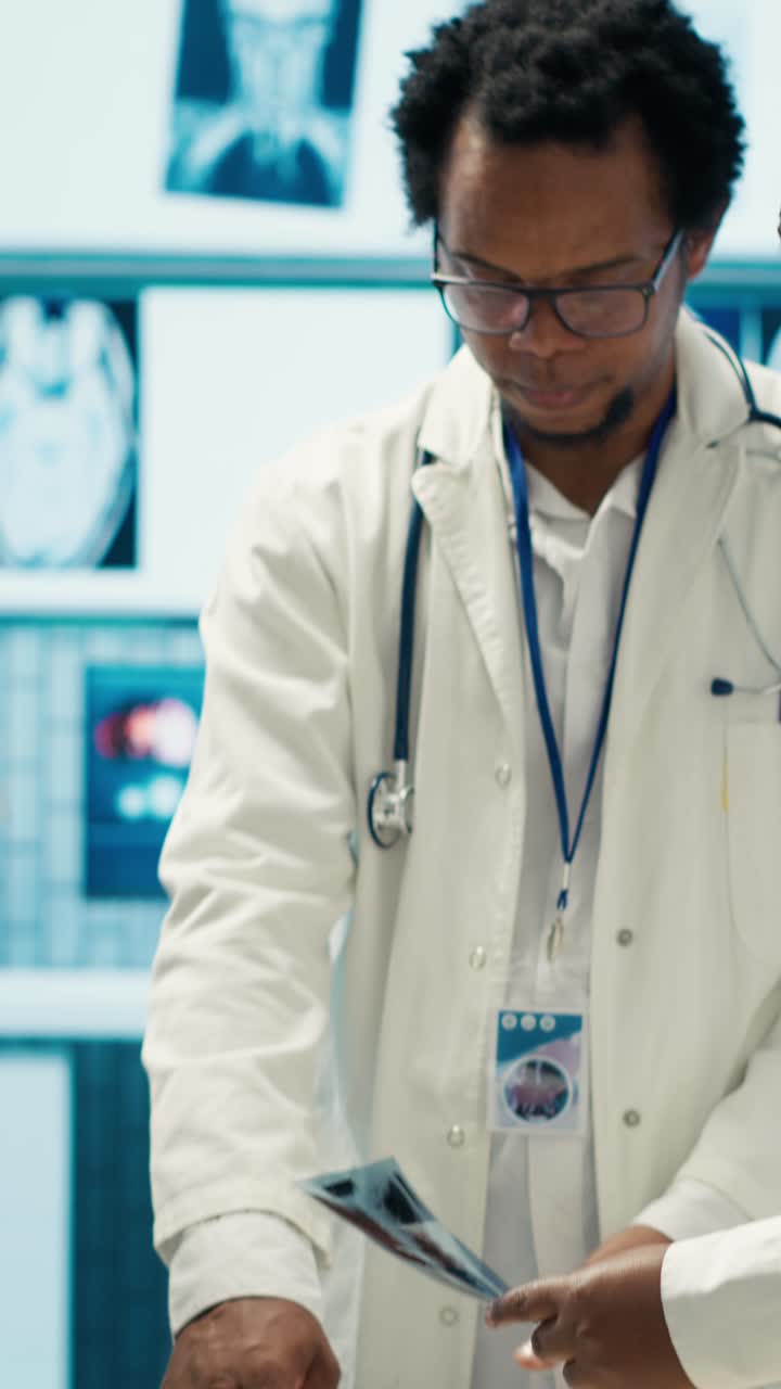 Video verticale: Gruppo di operatori sanitari che analizzano dati diagnostici e pianificano il trattamento