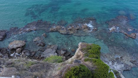 Acantilado-Contra-El-Fondo-De-Un-Mar-Rocoso