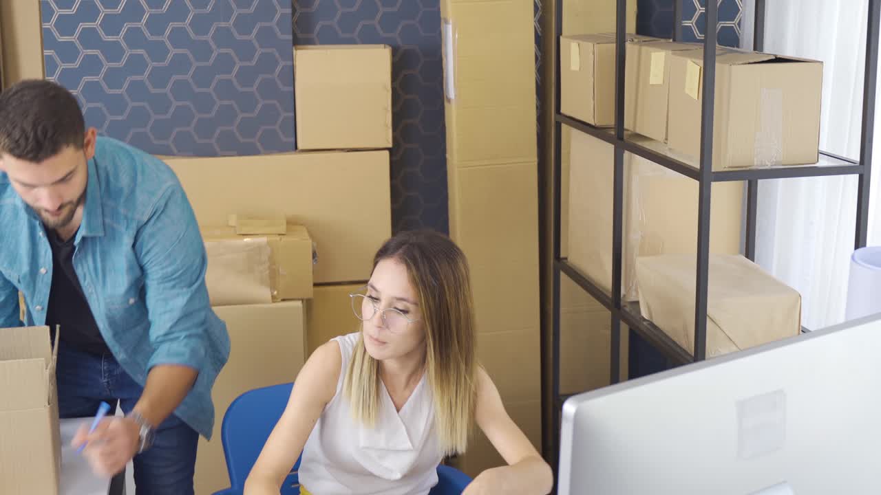 mujer y hombre de marketing hacen ventas en línea.