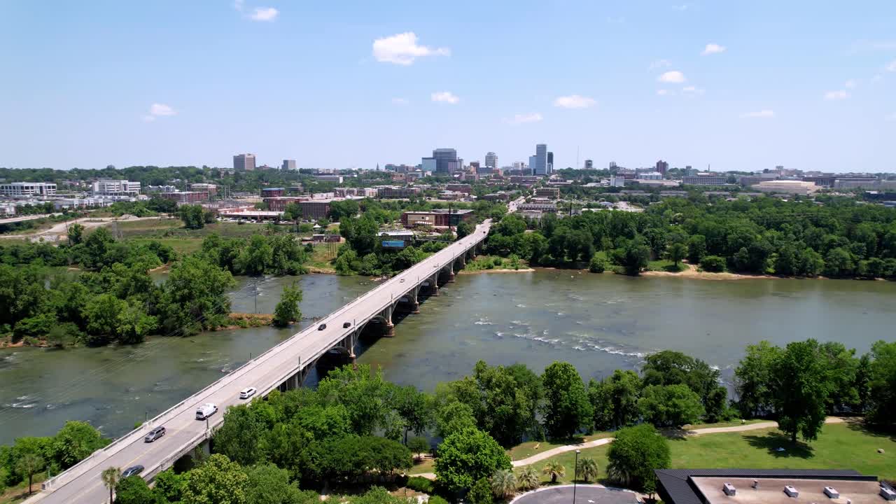 Incursione aerea su Columbia dall'altra parte del fiume Congaree, Columbia SC, Columbia Carolina del Sud, Skyline di Columbia SC