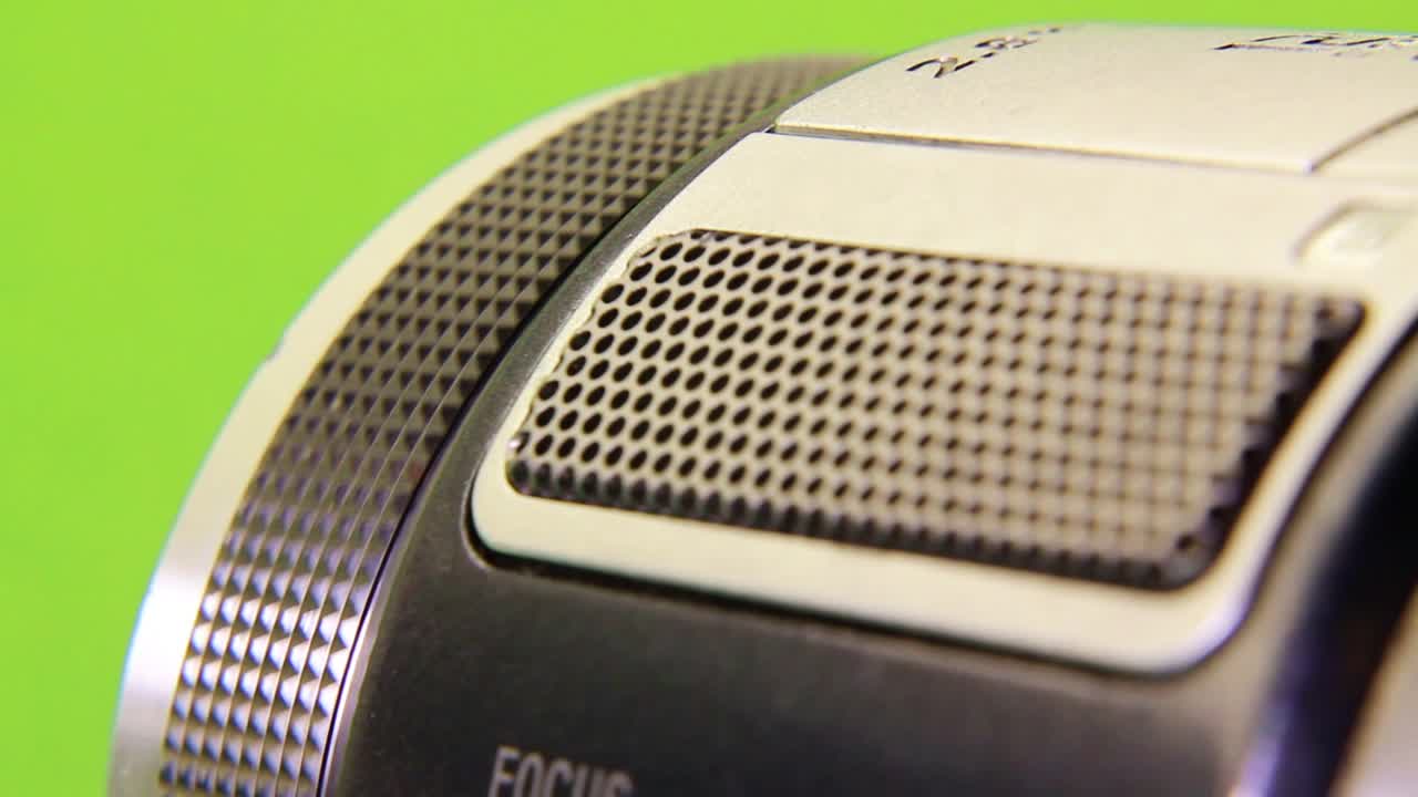 녹색 배경에서 비디오 카메라 렌즈의 조정 링 이동