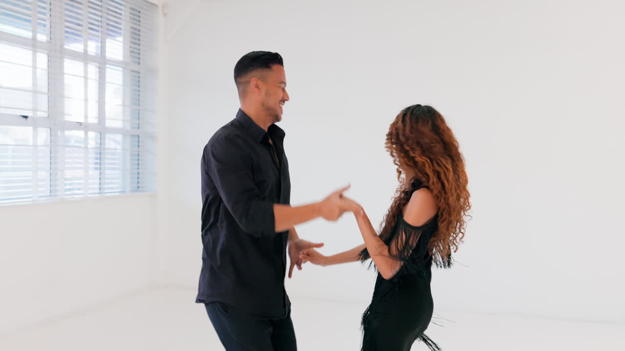 pareja bailando en un estudio