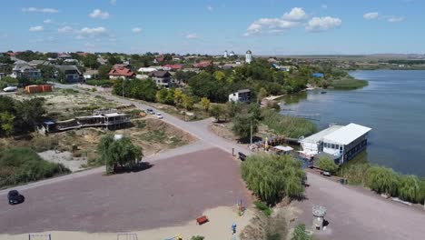 vista aérea de una aldea costera del mar negro, un día soleado en el sur de rumania