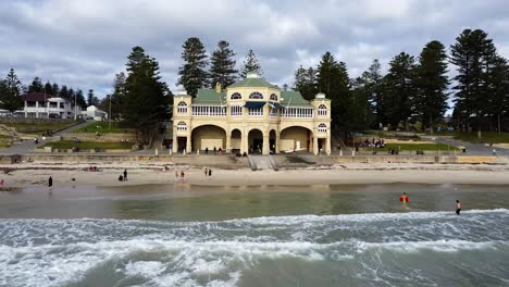 Vista-Aérea-Amplia---Playa-Cotesloe-Y-Casa-De-Té-Indiana,-Perth,-Wa