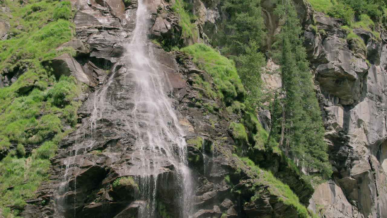 río en cámara lenta corriendo por una roca de la montaña en un día soleado