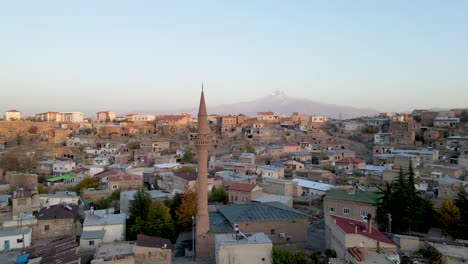 una ciudad musulmana histórica. azan tiempo y minaretes de la mezquita.