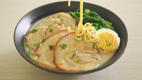 Fideos-Ramen-En-Sopa-De-Hueso-De-Cerdo-Con-Cerdo-Asado-Y-Huevo-O-Fideos-Ramen-Tonkotsu---Estilo-De-Comida-Japonesa