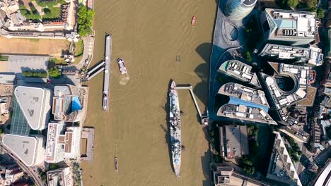 Vista-Aérea-Vertical-Del-Río-Támesis-Desde-El-Puente-De-La-Torre-Hasta-El-Puente-De-Westminster,-Londres,-Reino-Unido