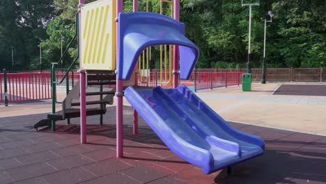 Eine-Leere-Violette-Rutsche-Auf-Einem-Kinderspielplatz-Ist-In-Einem-Park-In-Hongkong-Zu-Sehen