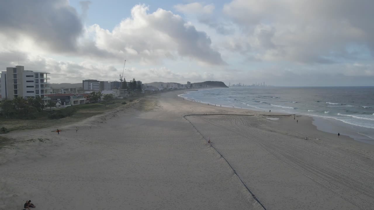 tubos de drenaje en la playa para la descarga de aguas pluviales en el mar en palm beach, queensland