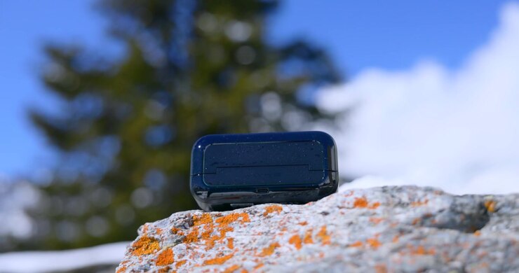 Primo piano di un ricevitore per microfono wireless DJI nero appoggiato su una roccia
