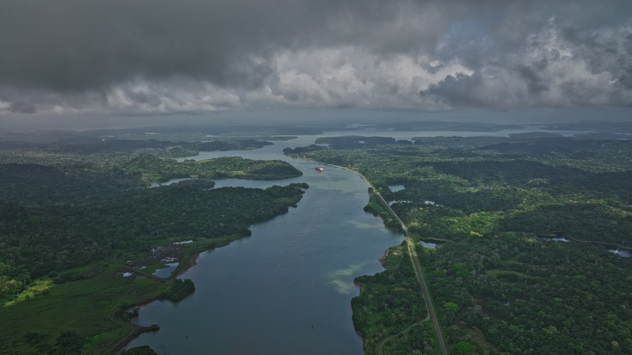 antena del canal de panamá v1 área de gamboa de paso elevado capturando el paisaje del río chagres que conduce al lago gatún con fuertes nubes de tormenta tropical en el cielo - rodada con cine mavic 3 - abril de 2022