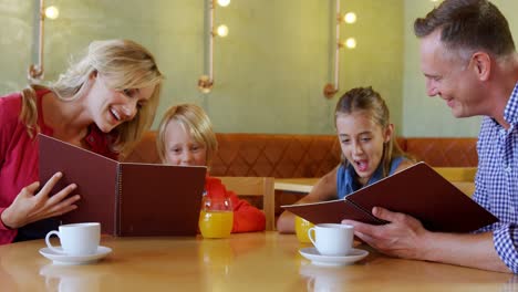 Family-looking-at-the-menu-in-restaurant-4k