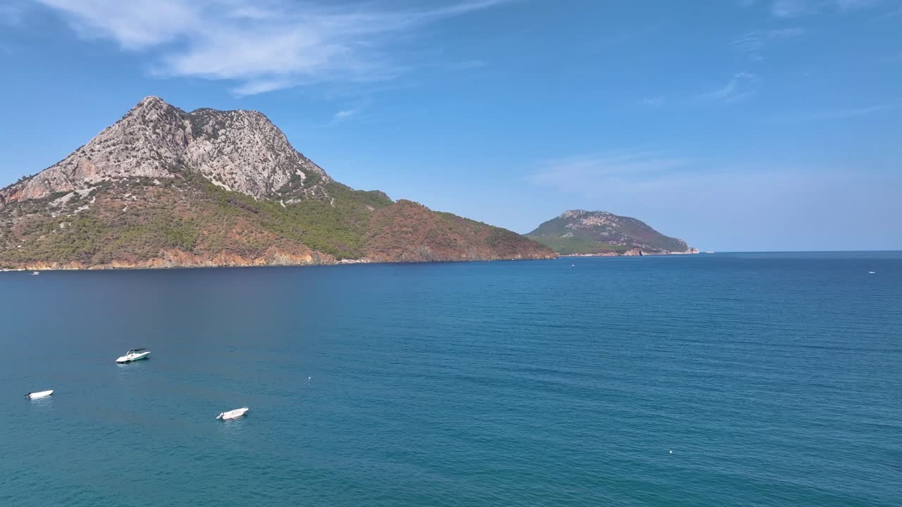 배와 산이 있는 해안 풍경