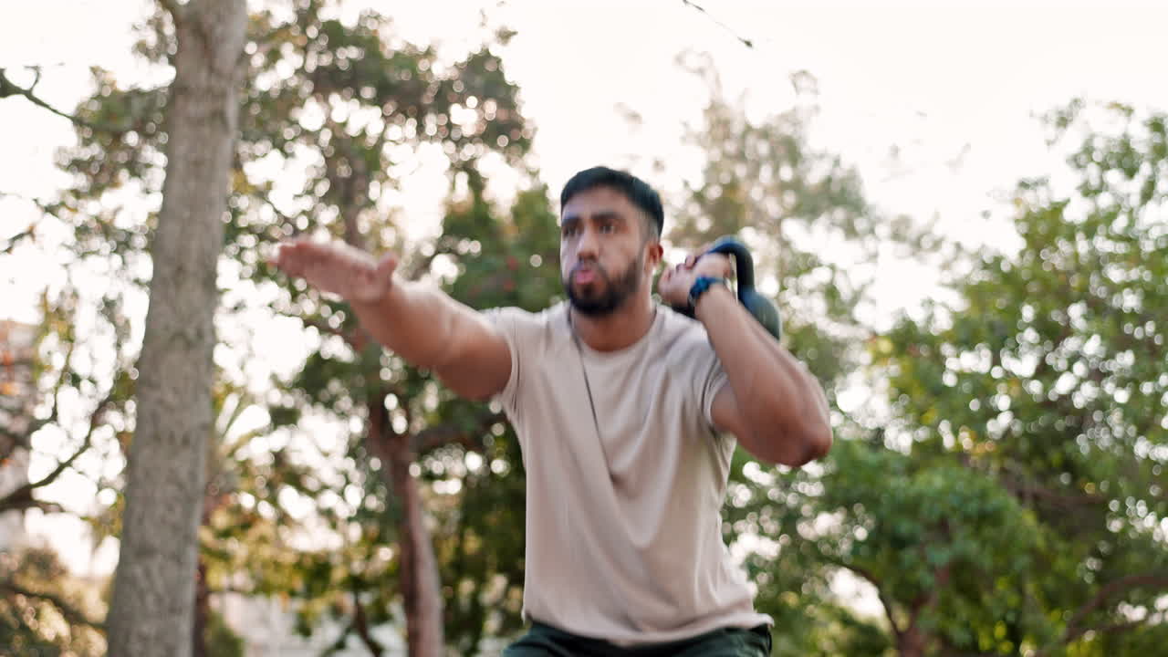 ejercicios al aire libre, sentadillas con kettlebell