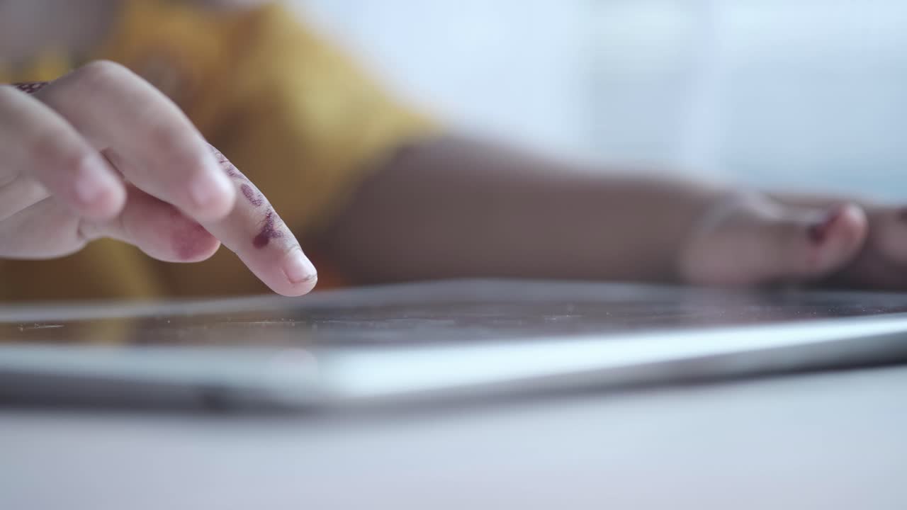 niño usando una tableta