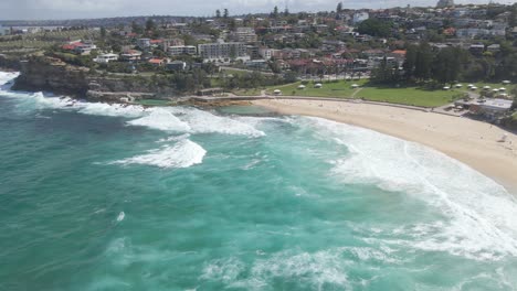 playa de bronte con baños de bronte piscina oceánica en verano