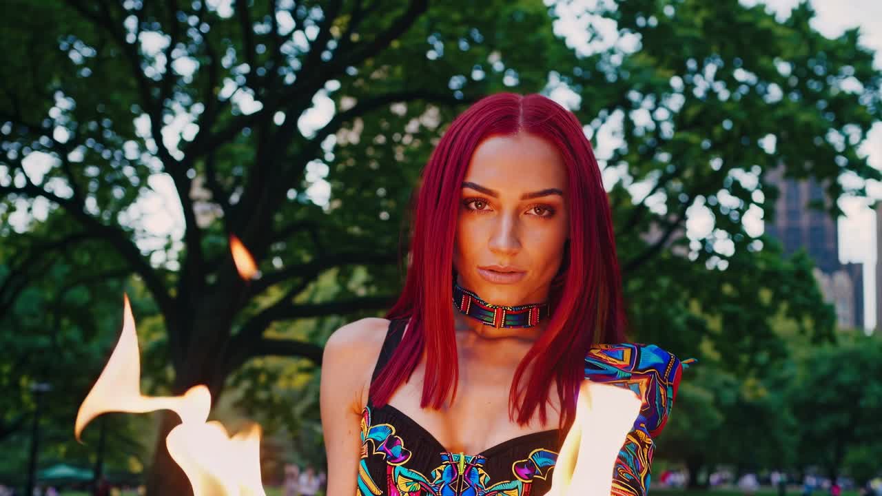 bailarina de fuego en un parque