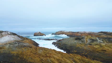 Rocas-Y-Un-Barranco-En-El-Frío-Océano-Atlántico