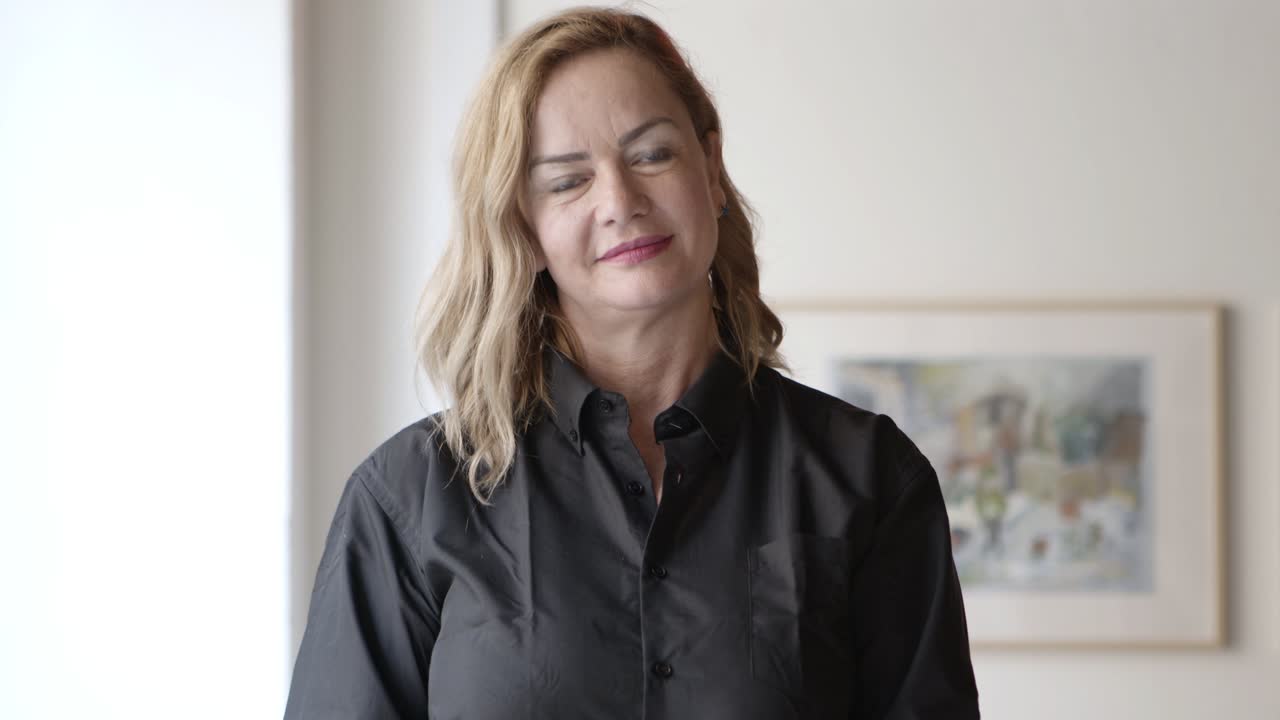 vista frontal de uma mulher de negócios confiante sorrindo para a câmera