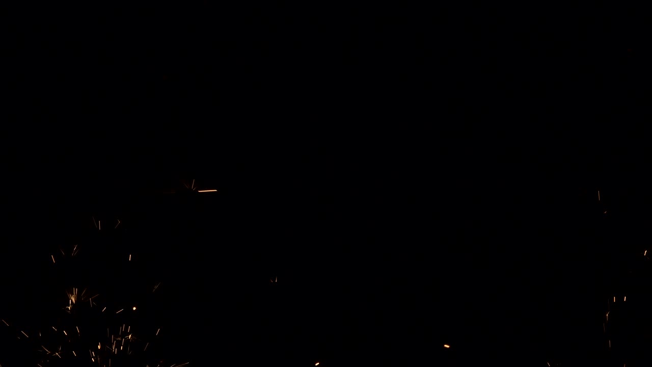 pequeñas chispas y llamaradas de fuego en fondo negro