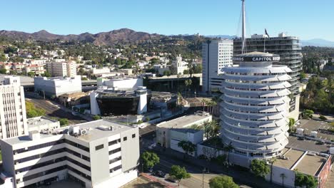 Antenne-Der-Hollywood-Hills-Umfasst-Capitol-Records-Gebäude-Griffith-Park-Observatory-Und-Den-Hollywood-Freeway-1