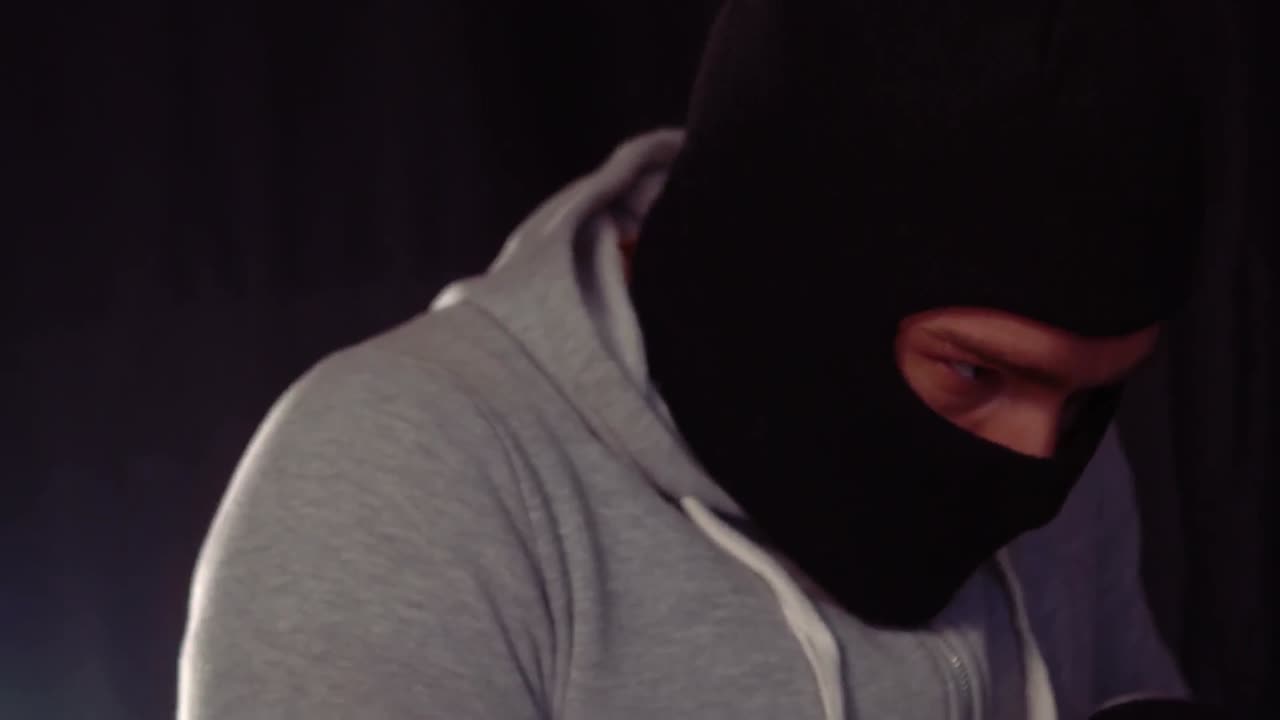 un ladrón buscando en una computadora