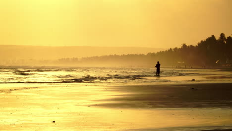 Hombre-Con-Silueta-Pescando-En-Una-Playa-Tropical-En-Vietnam-Al-Atardecer