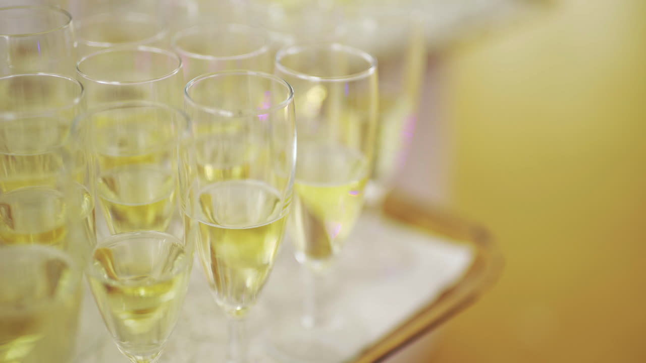 Rækker af champagneglas fyldt med mousserende vin