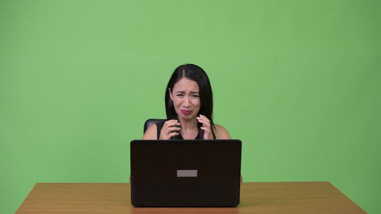 젊은 아름다운 아시아 사업가 여성이 노트북을 사용하고 있습니다.