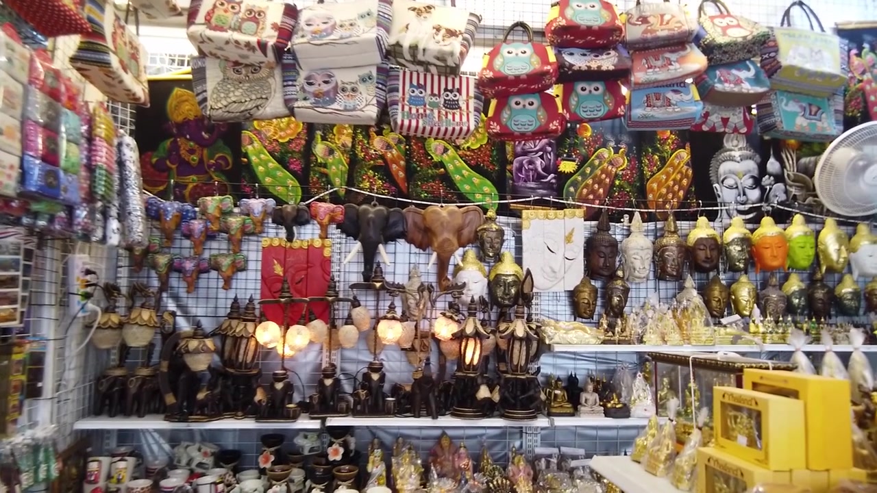 Molti tipi di souvenir thailandesi esposti in negozio
