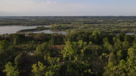 Schöne-Landschaft-Im-Südlichen-Minnesota,-Bluffs,-Insel-Und-Misisipi-Fluss-Luftaufnahme-Während-Der-Sommerzeit