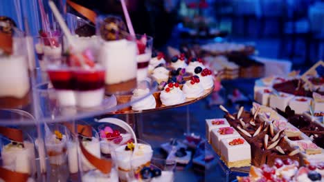 Fruit-cakes-and-mousse-desserts-on-plates,-close-up