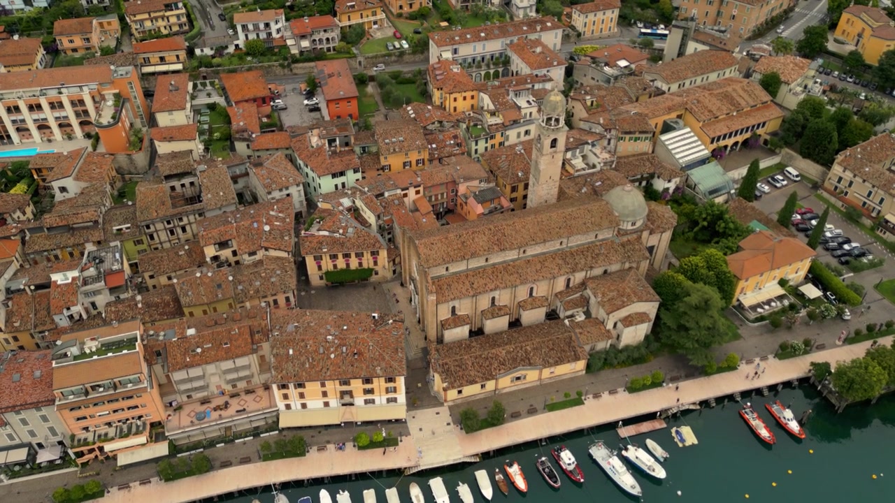 Vista aérea sobre edifícios históricos à beira do lago e marina com barcos no centro da cidade de Salo