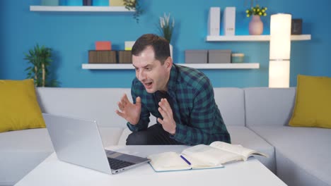 el hombre mirando la computadora portátil en una espera emocionada e impaciente es finalmente feliz.