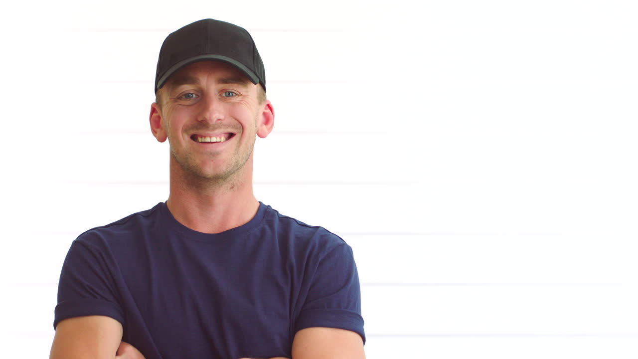 웃고 있는 자신감 있는 젊은 남자의 초상화