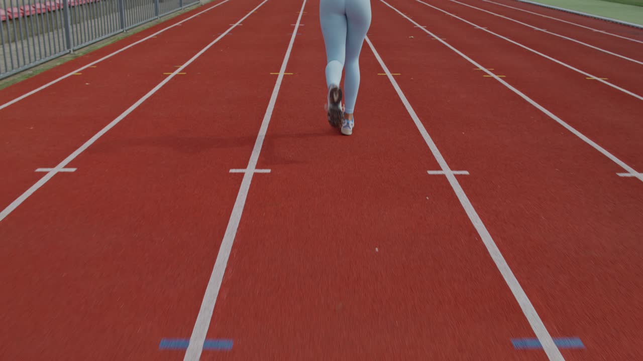 mujer corriendo en una pista