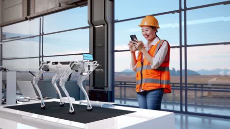 mujer ingeniera con perro robot en una fábrica moderna