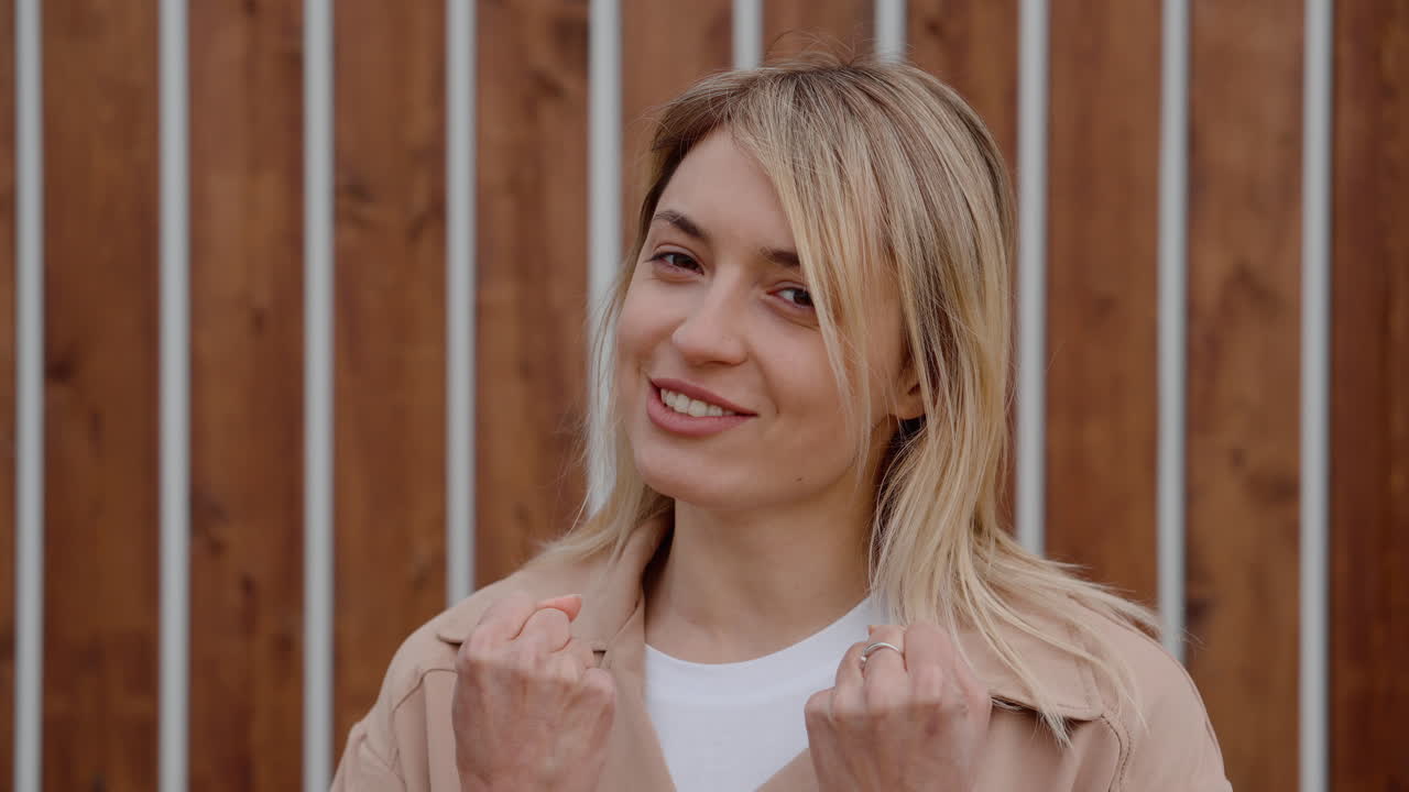 una mujer expresando su ira.