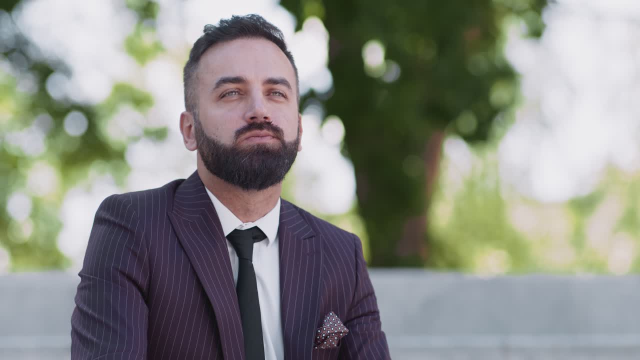 un hombre de negocios almorzando en un parque.