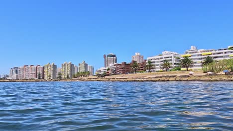 Punta-Del-Este-Skyline-Und-Strandblick-Vom-Wasser-Aus