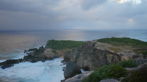 Timelapse-De-Grandes-Olas-Golpeando-Acantilados-Rocosos