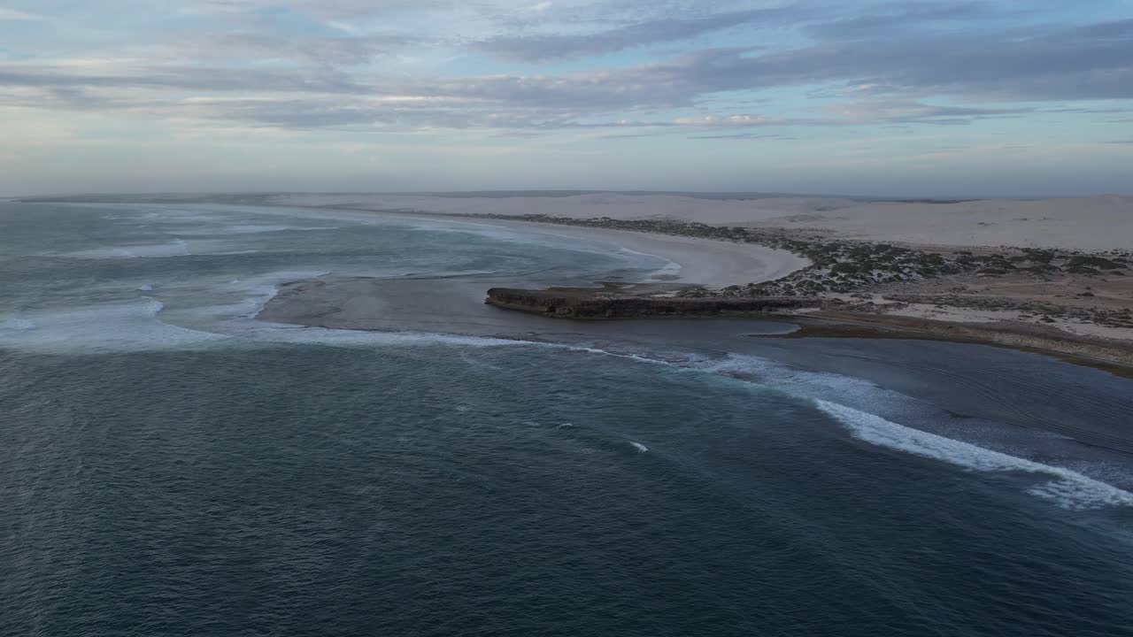 alta vista panorámica aérea sobre la playa de cactus en el sur de australia