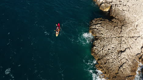 Vista-De-Pájaro-Del-Kayak-En-El-Mar-En-Pula,-Istria,-Croacia---Disparo-De-Drones