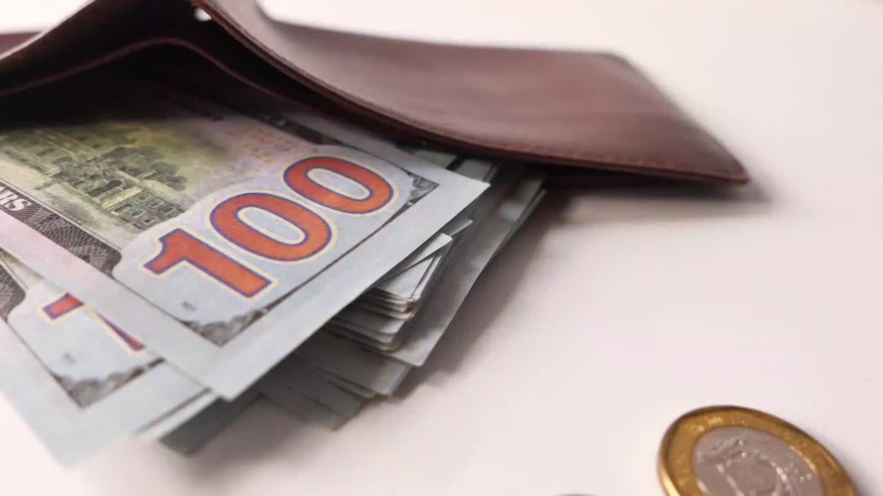 Carteira aberta com notas de 100 dólares americanos